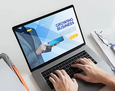 людина яка працує над сайтом Growing Business